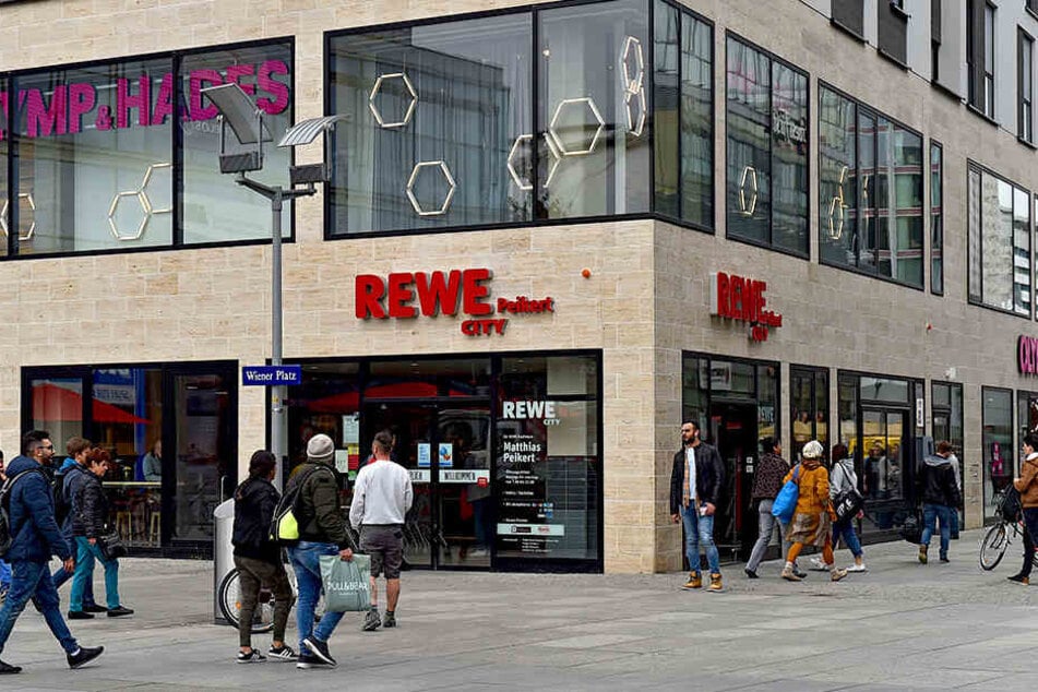 Vor dem REWE an der Prager Straße kam es im Mai zu heftigen Szenen.