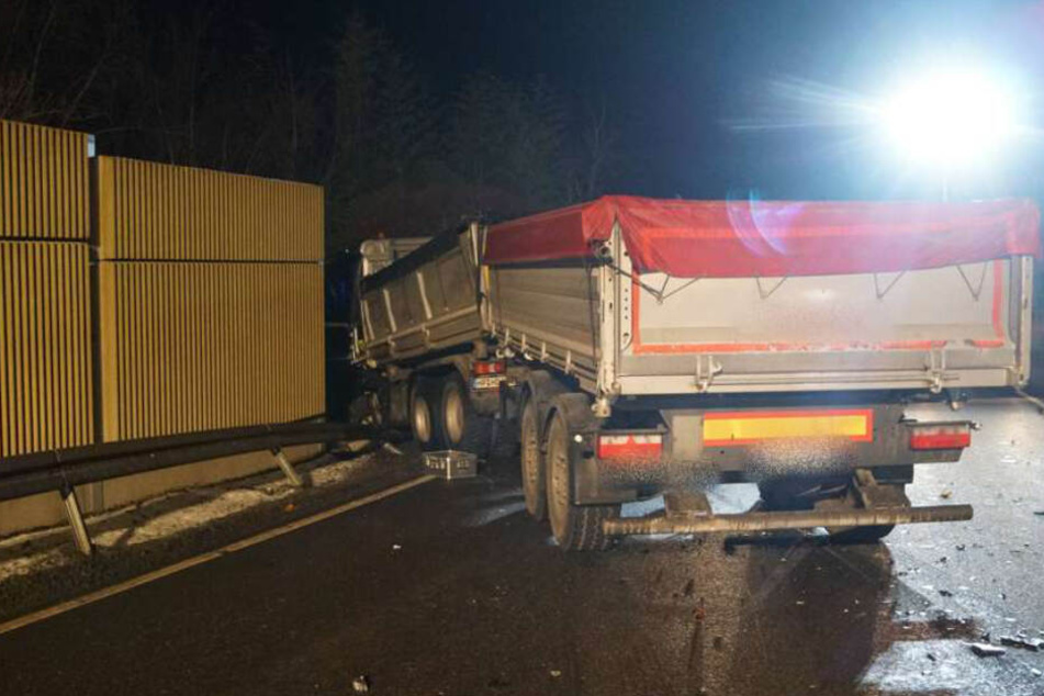 Der verunfallte Lastwagen durchbrach die Leitplanke.