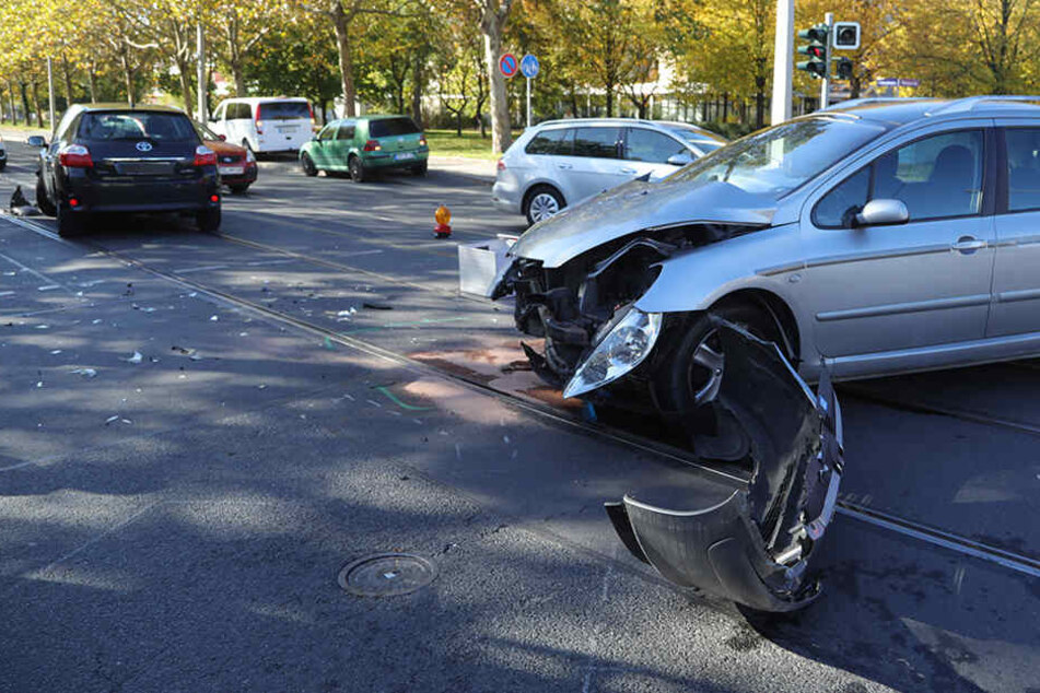 Dem Peugeot riss die Stoßstange komplett ab.
