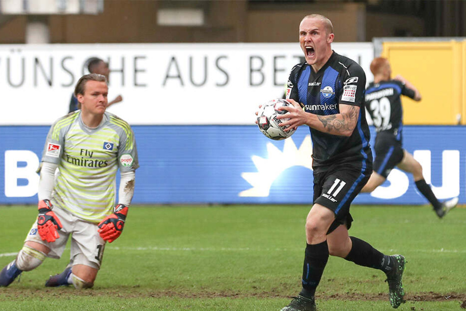Paderborns Sven Michel (r) feiert den Treffer zum 2:0 durch Vasiliadis.
