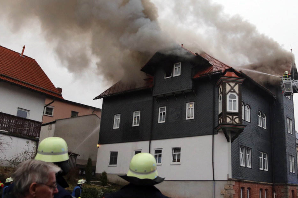Nachdem das Feuer am Freitagabend als gelöscht galt, flammte es am Samstagmorgen wieder auf.