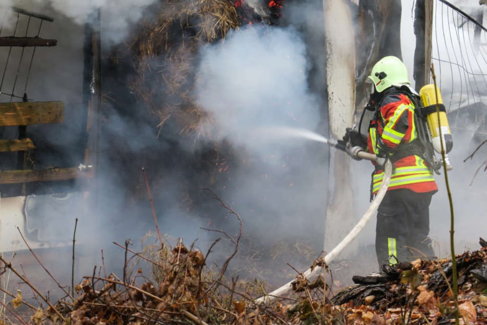 Die Feuerwehr war mit 38 Einsatzkräften vor Ort, um das Stroh zu löschen.