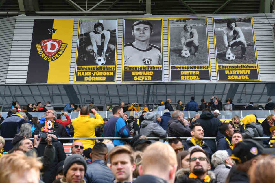 Die riesigen Porträts der Ehrenspielführer hängen nun im Stadion.