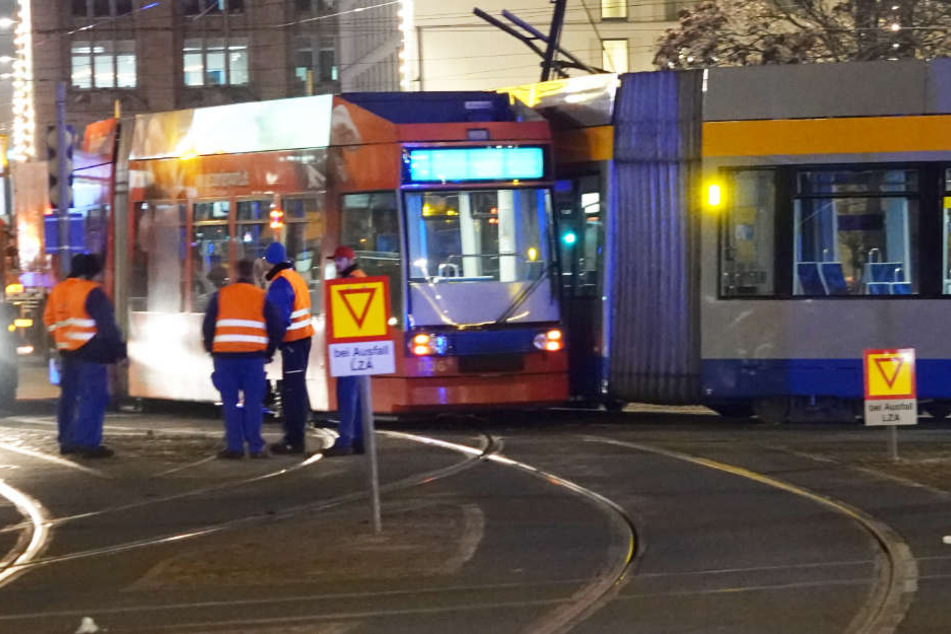 Auf der Westseite des Leipziger Hauptbahnhofs hat es am Samstagabend gekracht. Offenbar versperrten Autos den Fahrtweg der Linie 9.