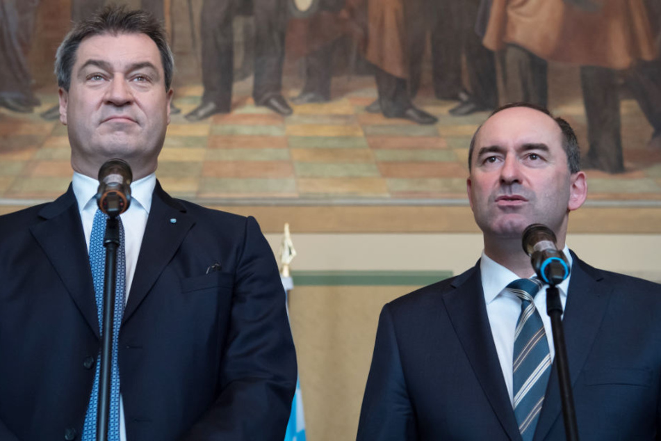 Markus Söder (l., CSU) und Hubert Aiwanger (r., Freie Wähler) sind zufrieden. (Archivbild)