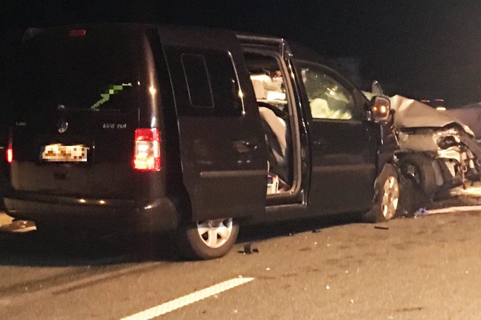 Der VW Caddy rammte den Opel frontal und mit hoher Geschwindigkeit in die Beifahrerseite.