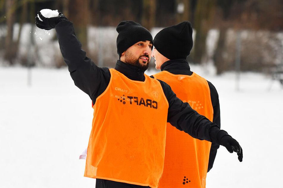 Schneeballschlacht statt Fußball: Aias Aosman (l.) und Baris Atik warfen im Training Schneebälle durch die Luft.