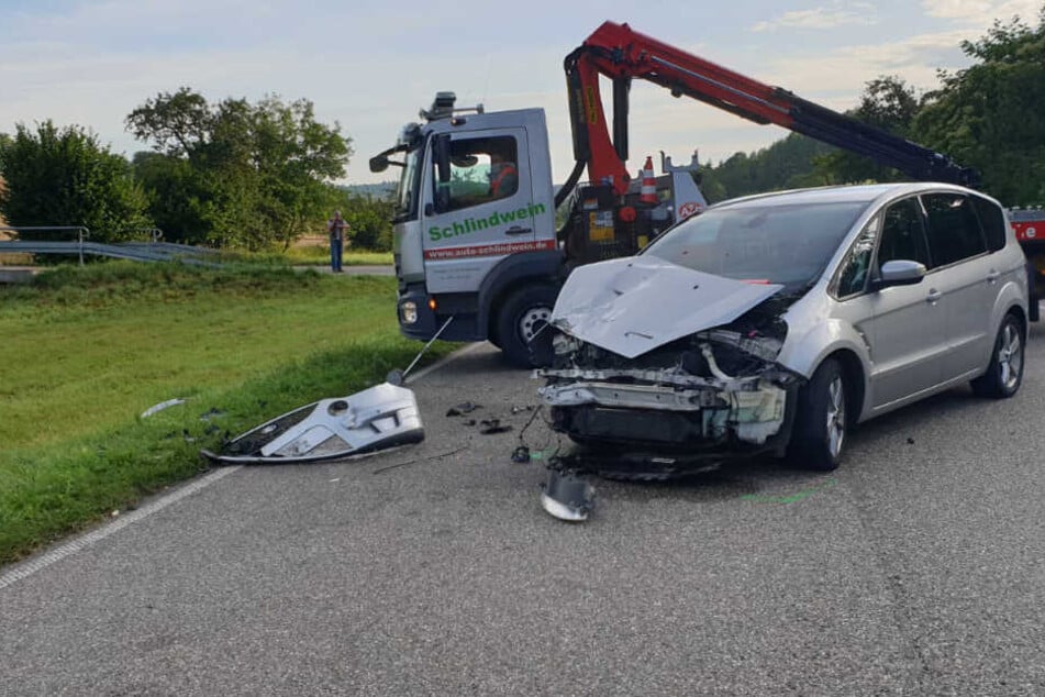 Gegen diesen Ford krachte der Motorrad-Fahrer.