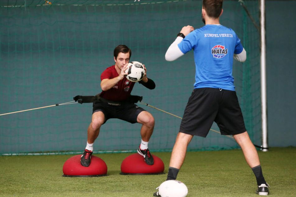 Martin Männel nimmt den Ball schon wieder in die Hand. Hier trainiert er mit Torwarttrainer Max Urwantschky.