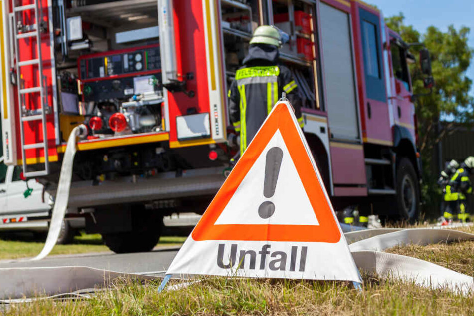 Die Feuerwehr barg das Auto aus der Böschung (Symbolbild).