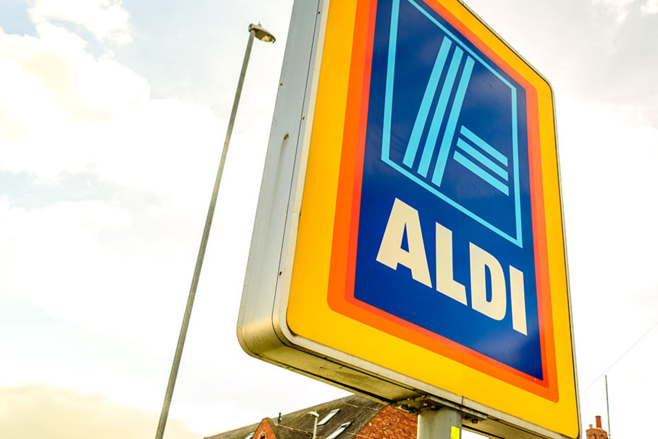 Einer seltsamen prozedur musste sich eine 33-Jährige in einer Aldi-Filiale unterziehen.