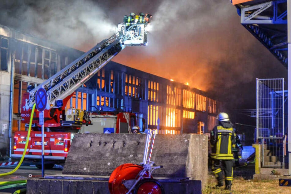 Mehr als 60 Kameraden der Feuerwehr waren bei dem Löscheinsatz vor Ort.