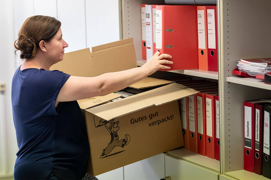 Linken-Geschäftsführerin Anja Schal (41) räumt nach dem Umzug in die ehemaligen SPD-Räume Regale ein.