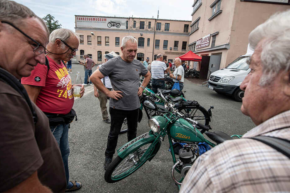 Wanderer-Fahrer Günter Kluge (69, 2. v.l.) traf sich mit anderen Kleinmotorrad-Begeisterten im Chemnitzer Fahrzeugmuseum.