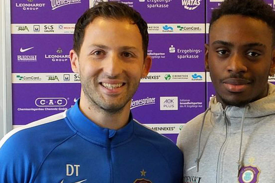 Moise Ngwisani (rechts) verstärkt die Auer Defensive zur kommenden Spielzeit. Trainer Domenico Tedesco (links) hat damit eine Abwehr-Option mehr zur Verfügung.
