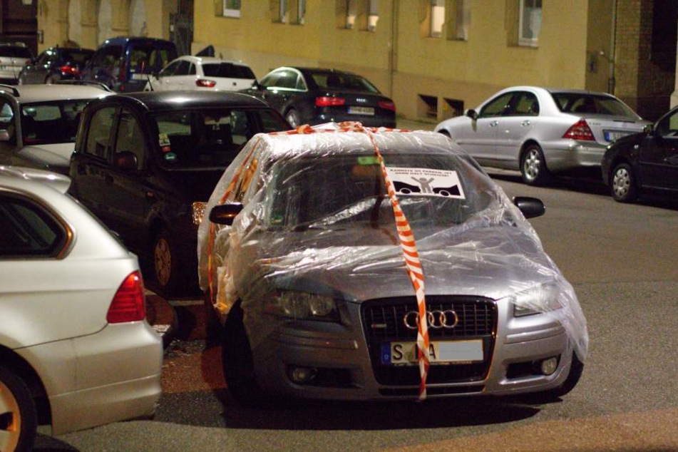 In Folie eingepackte Autos stehen am 18.12.207 in der Innenstadt in Stuttgart. Aktivisten wollen mit dieser Aktion Falschparker zurechtweisen.