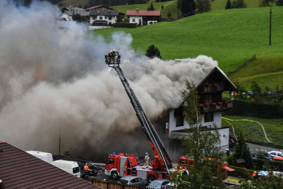 Das brennende Geschäft in St. Jodok. Schwer verletzt wurde anscheinend niemand.