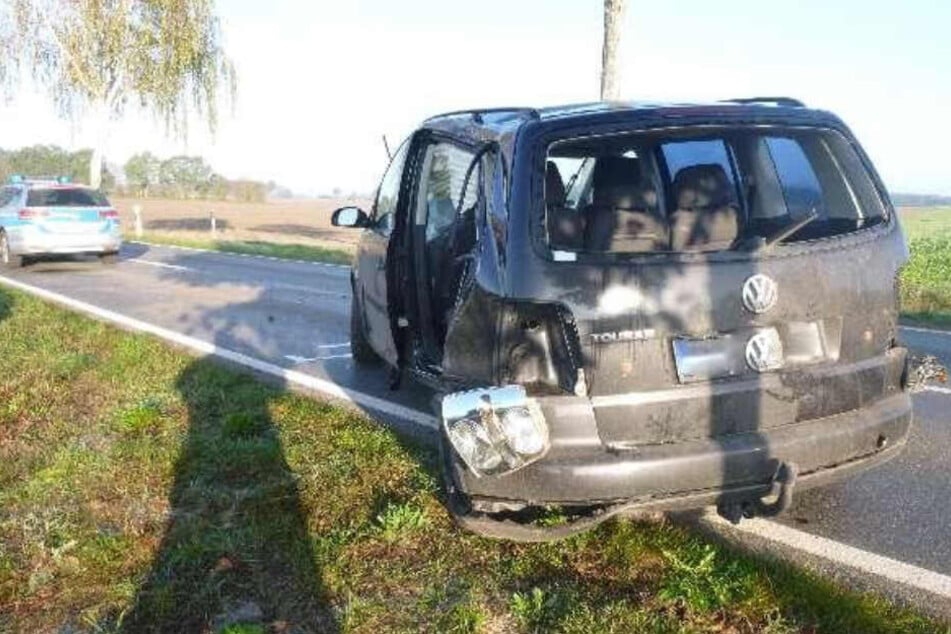 Die Unfallschäden sind am Auto deutlich sichtbar.