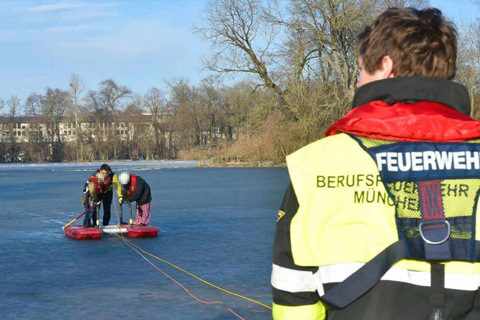 Die Frau und die Kinder wurden von der Feuerwehr mit einem Rettungsschlitten zurück ans Ufer gebracht.