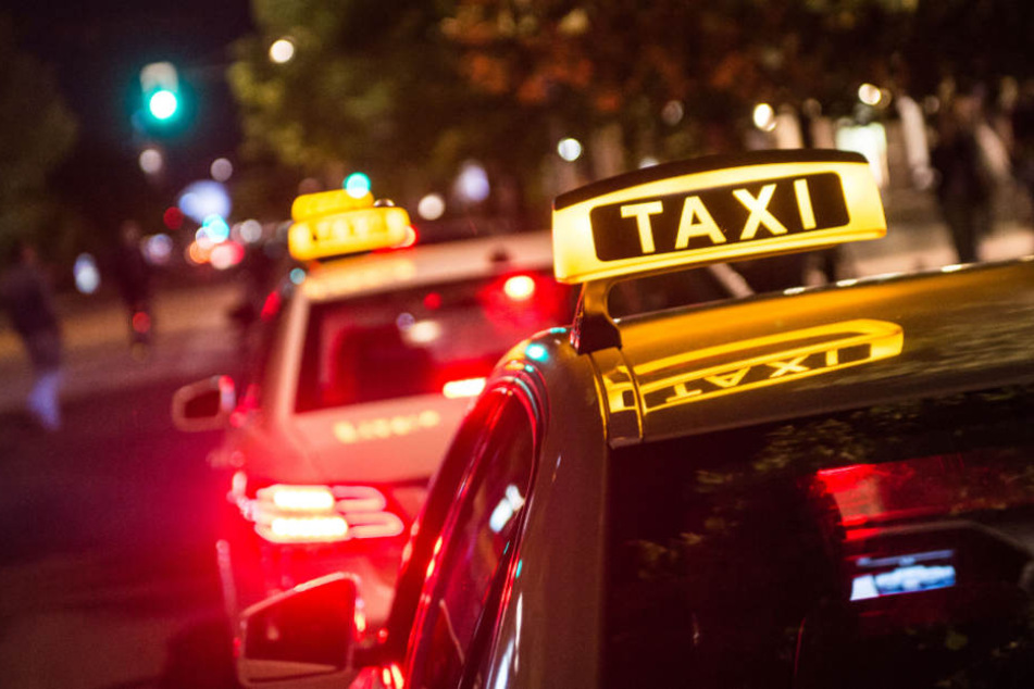 Mit der Flasche griff er die Taxifahrerin von hinten an (Symbolbild).