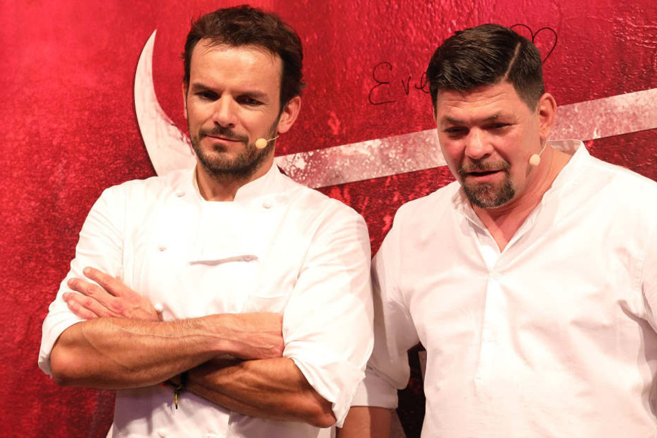 Bei der Aufzeichnung zu "Grill den Profi" ist ein Zuschauer gestorben. Im Bild: Steffen Henssler (l.) und Tim Mälzer (r.).
