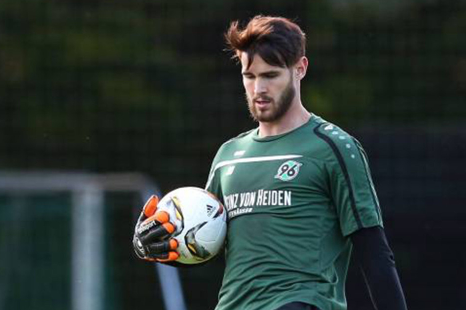 Feierte er seinen 24. Geburtstag vielleicht etwas zu wild? Hannover 96-Torwart Samuel Sahin-Radlinger