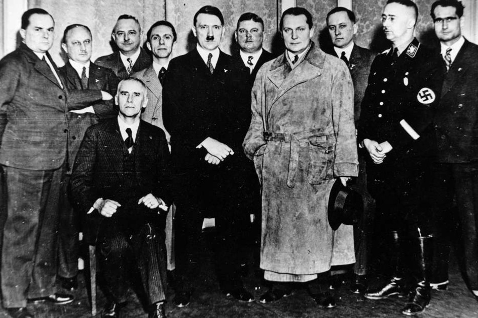 Jugendliche zeigten in einem Berliner Museum den Hitler-Gruß vor einem Foto (Symbolbild) mit Goebbels und Hitler.