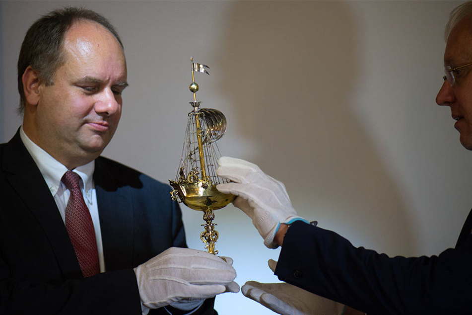 Dresdens OB Dirk Hilbert (li.) und der Direktor der Museen der Stadt Dresden, Gisbert Porstmann (re.) präsentieren den Schiffpokal im Stadtmuseum.