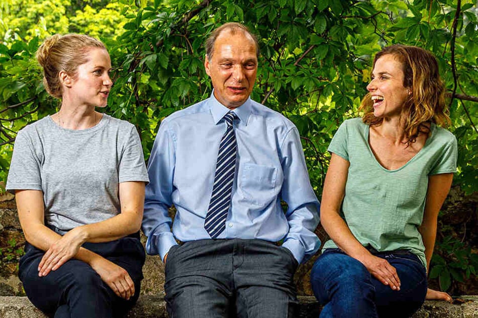 Tolles Team mit Spaß bei der Arbeit: Cornelia Gröschel (31, l.) und Karin Hanczewski (37) nehmen ihren "Chef" Martin Brambach (51) in die Mitte.