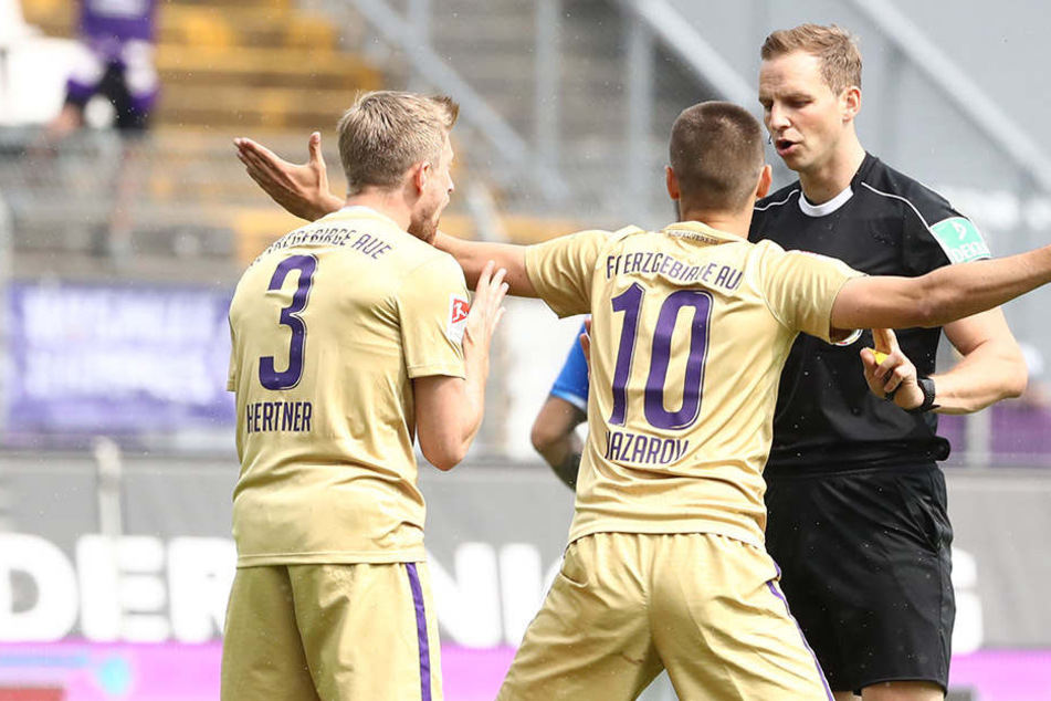 Die Aue-Spieler Sebastian Hertner (links) und Dimitrij Nazarov konnten die Entscheidungen von Schiedsrichter Sören Storks nicht fassen.