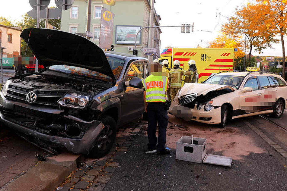 Taxi und Pick-up krachen zusammen: Zwei Verletzte