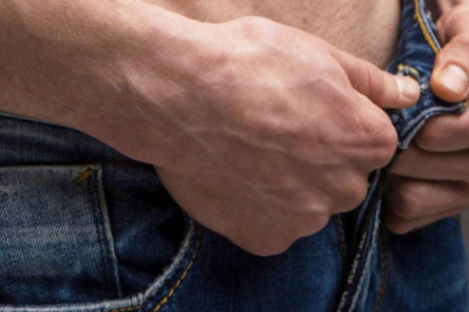 Der Mann entblößte sich vor Frauen und Kindern. (Symbolbild)