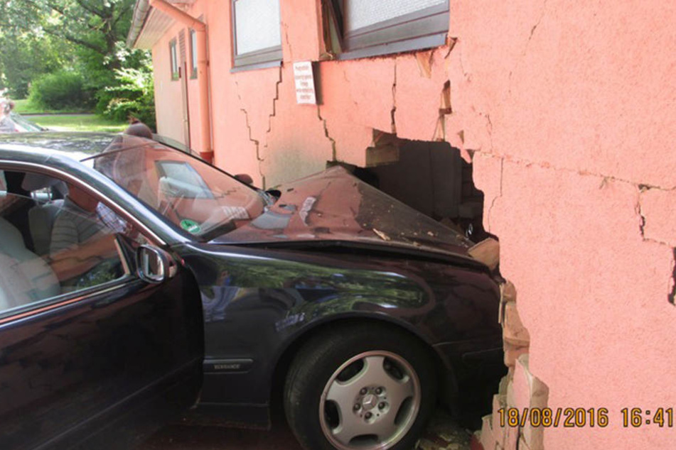 Dieses Auto ist mitten in ein Vereinsheim gerast. Der Fahrer erlitt dabei einen Schock.