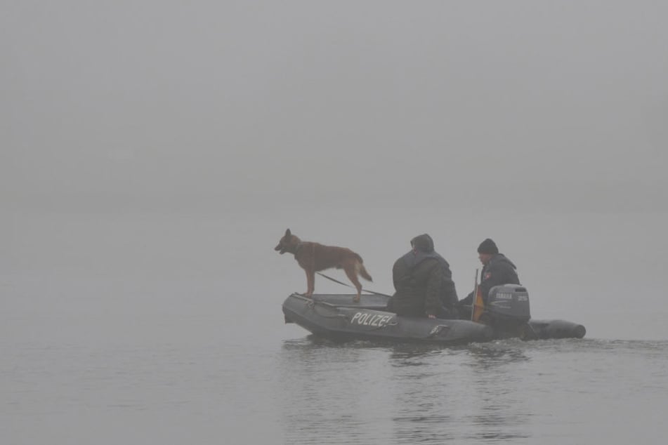 Polizeibeamte suchen im November 2015 bei dichtem Nebel auf der Elbe bei Geesthacht nach der Mutter und ihrer Tochter. (Archivbild.)
