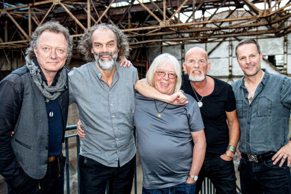 Andreas Fahnert (von links nach rechts), Hans-Timm Hinrichsen, Peter David Sage, Björn Both und Axel Stosberg von der Band Santiano in der Gollan-Kulturwerft.