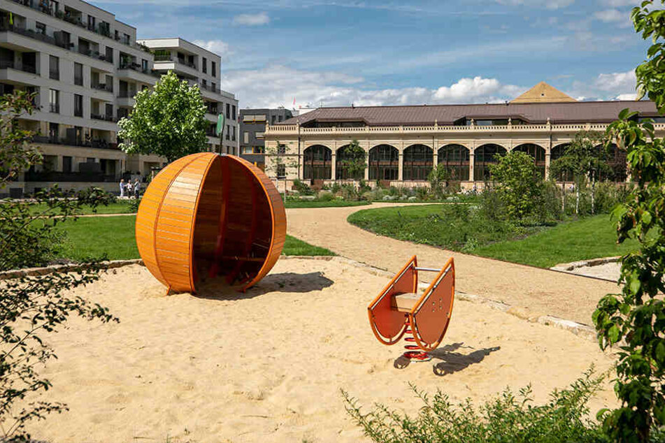 Am Rande der Parkanlage ließ Investor Reinhard Saal (68) einen kleinen Spielplatz bauen.