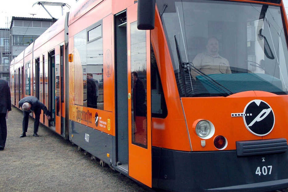 Der Mann kollidierte mit einer Combino-Straßenbahn. (Symbolbild)