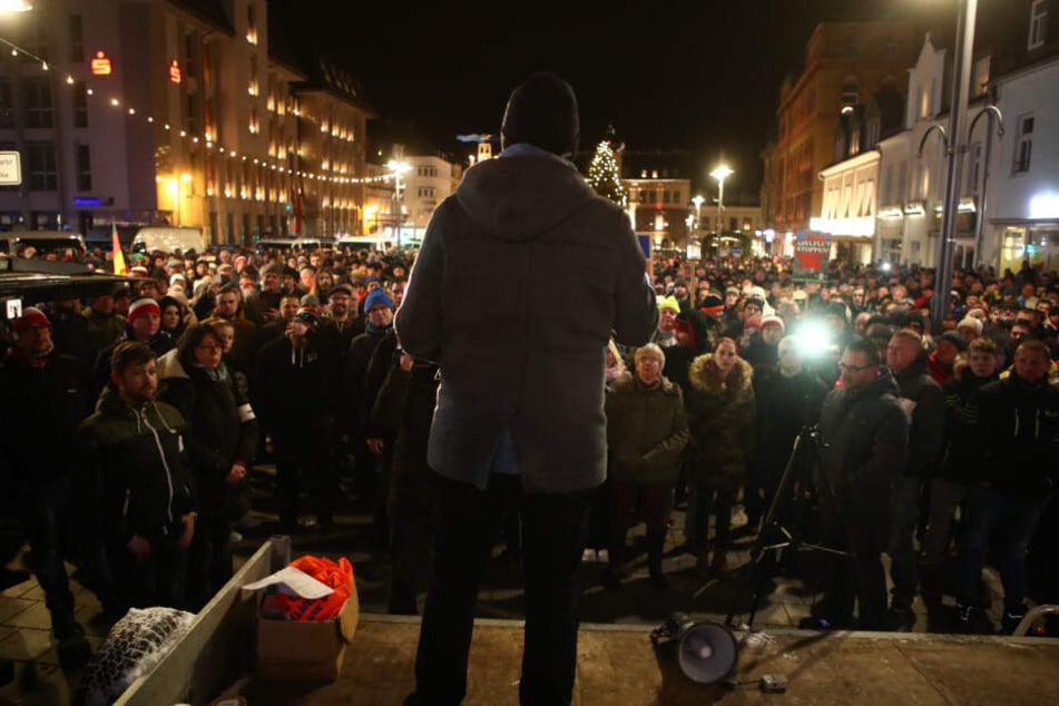 Stefan Hartung spricht zu Teilnehmern einer Kundgebung der NPD auf dem Altmarkt.