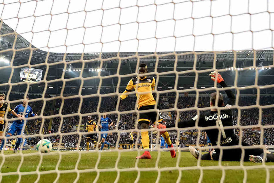 Sein erstes Tor für Dynamo: Moussa Koné (M.) drückt den Ball zum 2:0 über die Linie.
