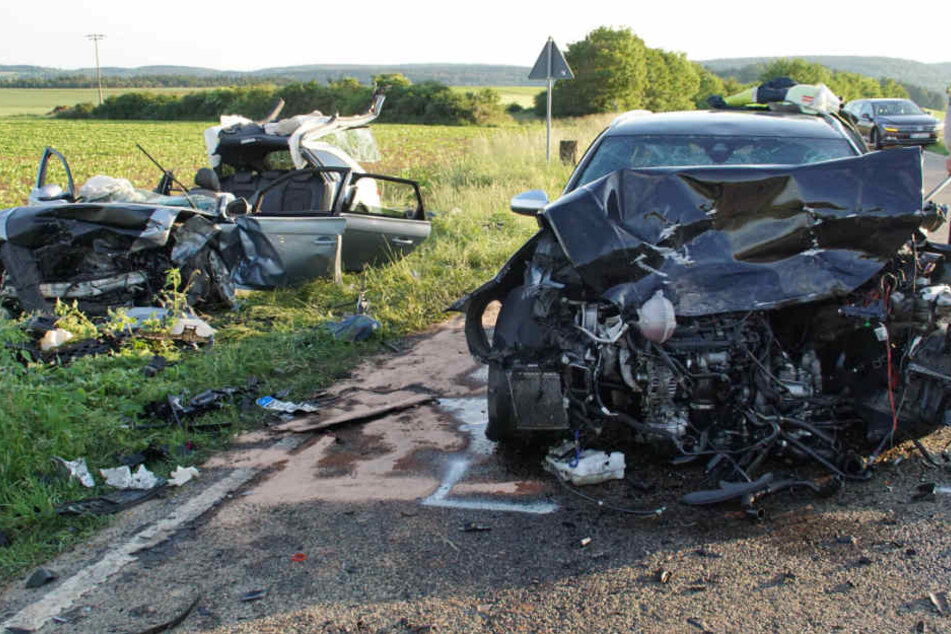 Die völlig zerstörten Fahrzeuge an der Unfallstelle.