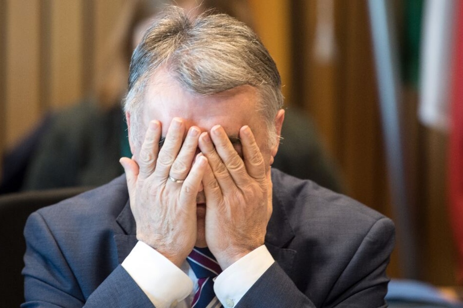 Innenminister Reul schlägt die Hände vors Gesicht: Der Lüdge-Fall geht auch ihm an die Substanz.