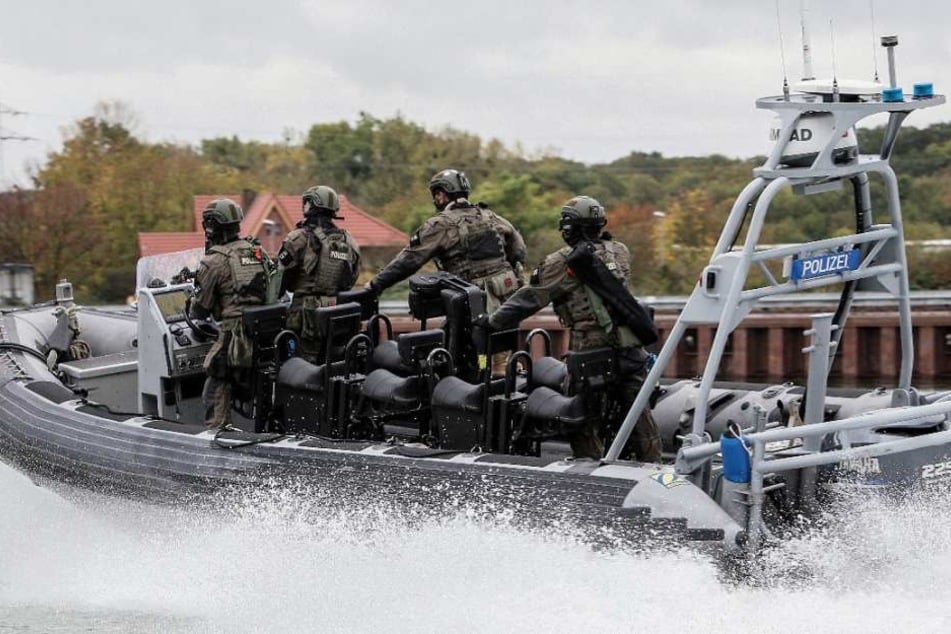 Auch auf dem Wasser haben die rund 150 Einsatzkräfte trainiert.