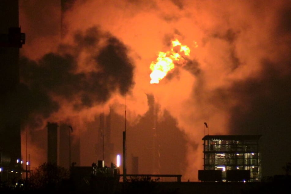 Die Fackeltätigkeit der Chemie-Firma erhellte den Nachthimmel in Köln-Worringen.