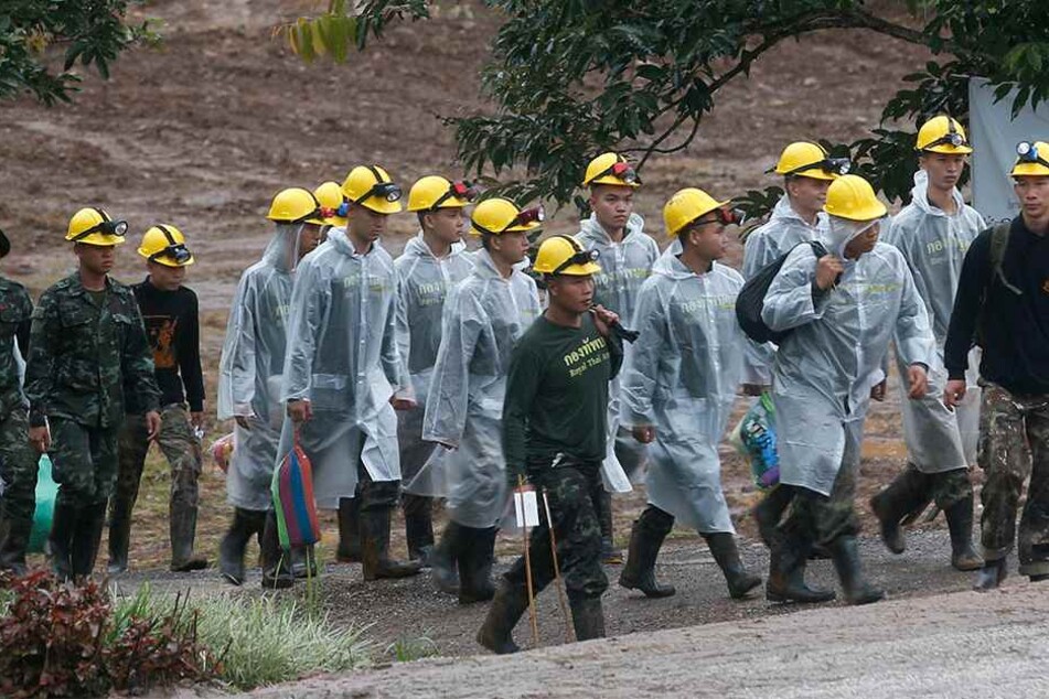 Rettungskräfte sind auf dem Weg zur Höhle, bevor alle gerettet waren.