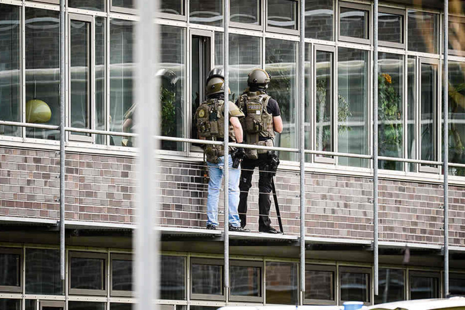 Bildquelle anzeigenBildquelle anzeigenDer Angreifer hatte sich für mehrere Stunden im Kreishaus verbarrikadiert.