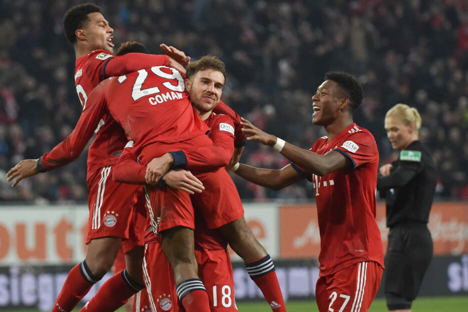 Serge Gnabry (l-r) jubelt mit dem Torschützen des 2:2, Kingsley Coman, und seinen Mannschaftskameraden Leon Goretzka und David Alaba.