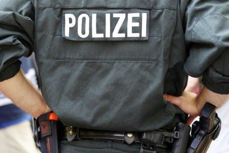 Die falschen Polizisten konnten mit Handys, Bankkarten und Geld der Jugendlichen flüchten. (Symbolbild)
