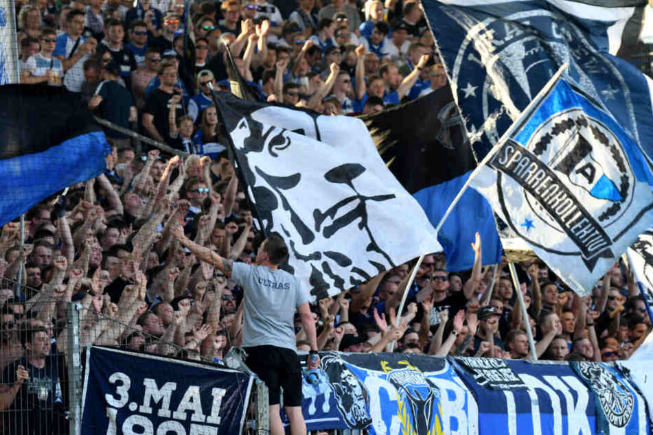 Eigentlich hatten sich viele Fans auf das Spiel beim Hamburger SV gefreut. Das findet jetzt allerdings an einem Montagabend statt.