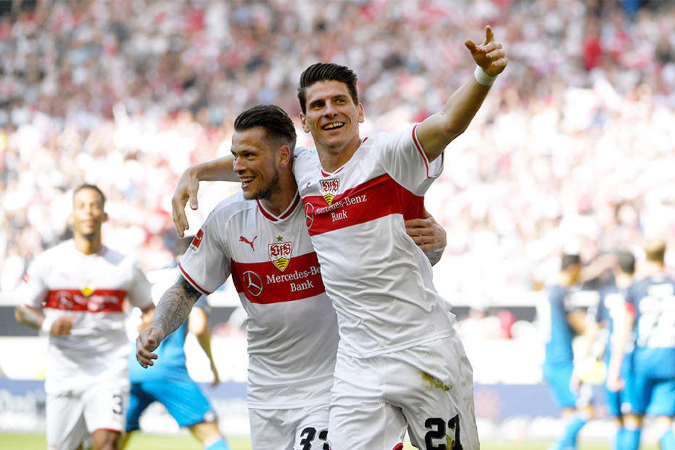 Gemeinsamer Jubel: Stuttgarts Mario Gómez (r.) und Daniel Ginczek (l.) feiern ihren Erfolg gegen die TSG Hoffenheim.