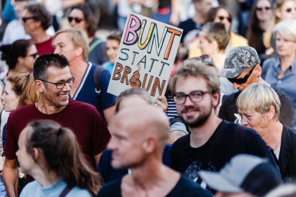 Demonstrationsteilnehmer protestieren gegen die "Merkel muss weg!" Kundgebung am frühen Abend.